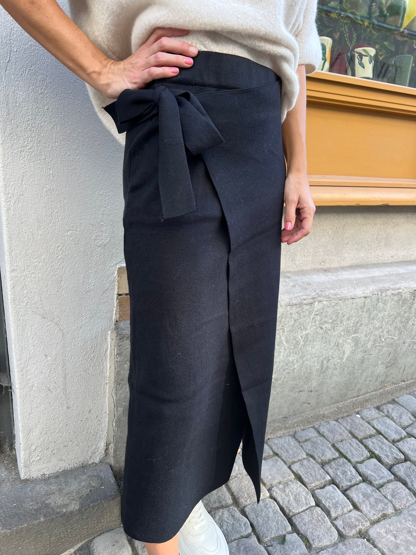 Laura black skirt